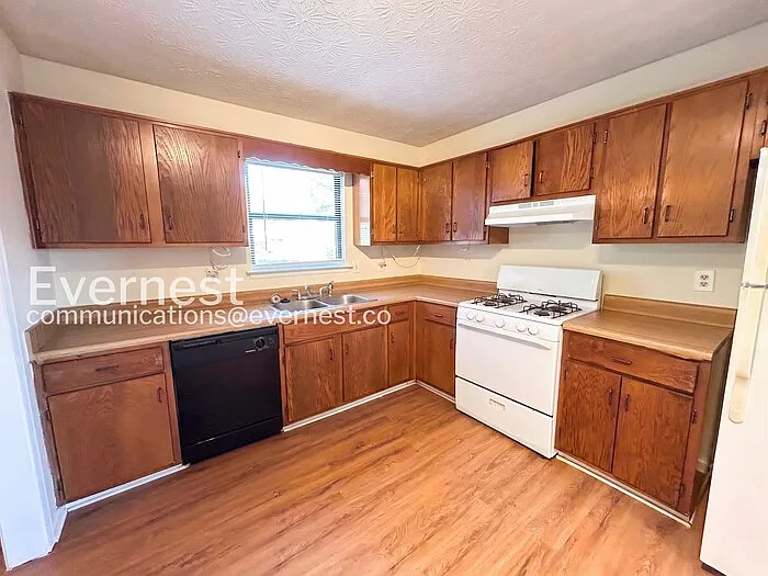 1174 Ridgecrest Ln SE — Photo 3