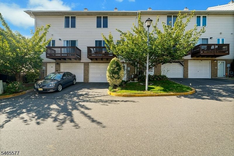 1st image of 16 Westervelt Pl
