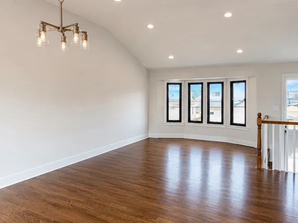 745 S 9th St, Lindenhurst, NY