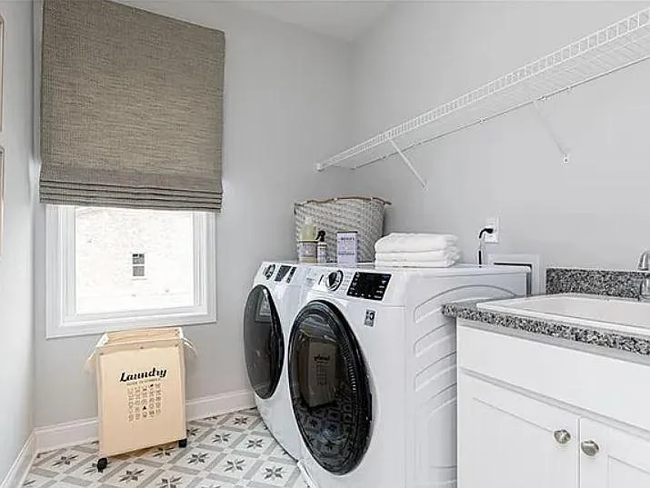 6015 Stella Dr — Photo 2