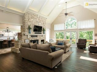 17101 Canterbury Dr, Stilwell, KS 66085