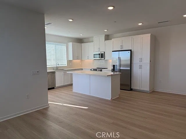 3 bed, 2.5 bath, 1326 sqft, $3,950 — Photo 3