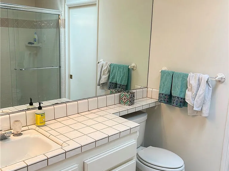 123 W Avenida Valencia — Photo 23
