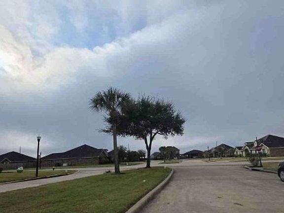 Exterior Neighborhood (street photo)