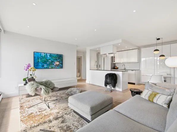 1725 Pendrell St #1806, Vancouver, BC V6G 2X7