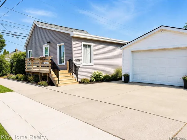 28260 Felician St, Roseville, MI 48066
