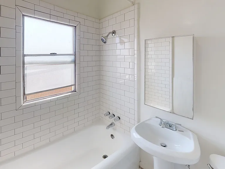 Guntharp Apartments — Photo 11