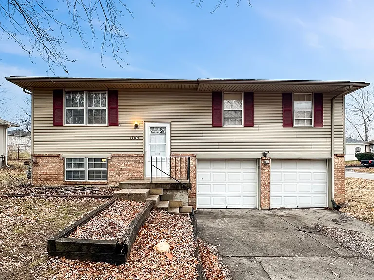 1300 NW Golfview Ct — Photo 1