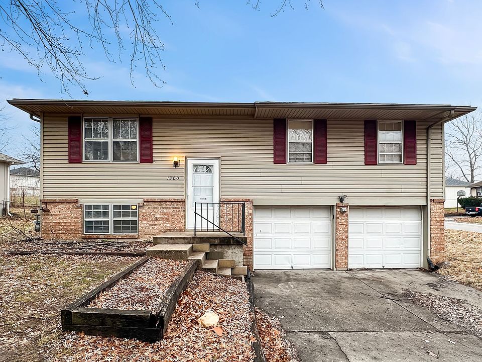 1st image of 1300 NW Golfview Ct