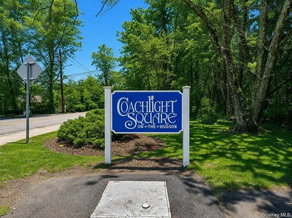 5 Coachlight Square, Montrose, NY 10548