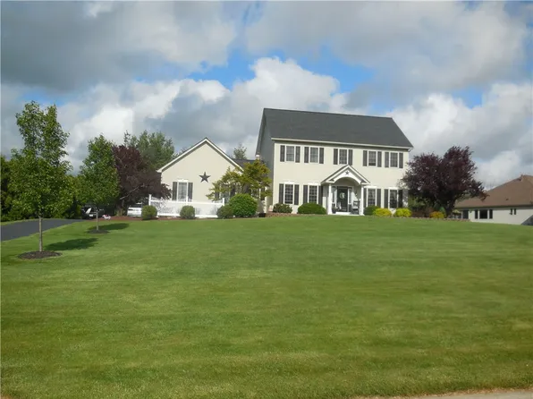 26 Longbow Cir, Spencerport, NY 14559