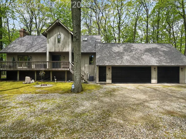 2637 White Pine Dr, Oxford, MI 48370