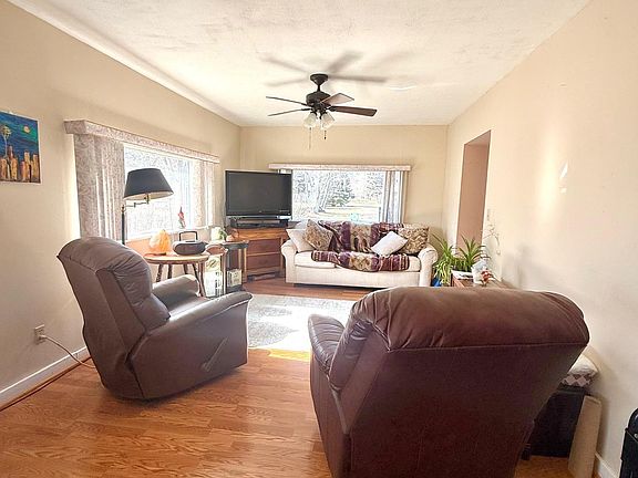 3rd image of 206 6th St NW