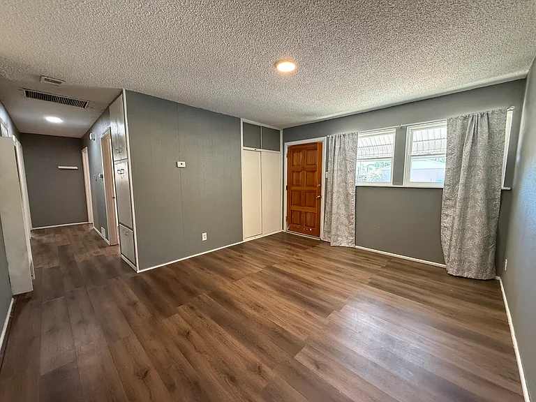 1325 San Clemente Ave NW — Photo 4