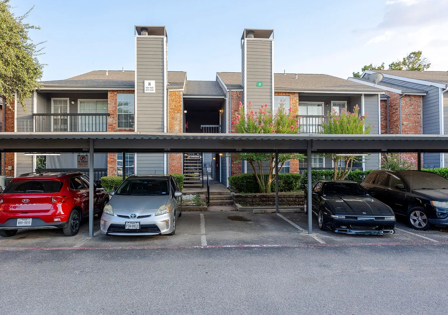 Welcome to this comfortable and stylish 3-bedroom, 2-bathroom condo in the heart of North Dallas. — Photo 1