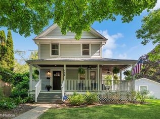 162 E Woodland Rd, Lake Forest, IL 60045