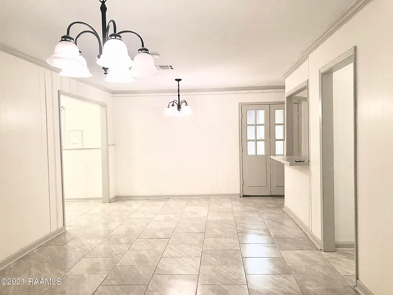 113 Charlene Dr — Photo 4
