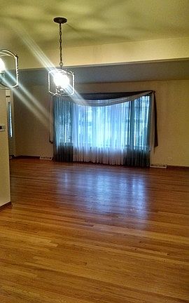 3rd image of 9062 Stratford Ln