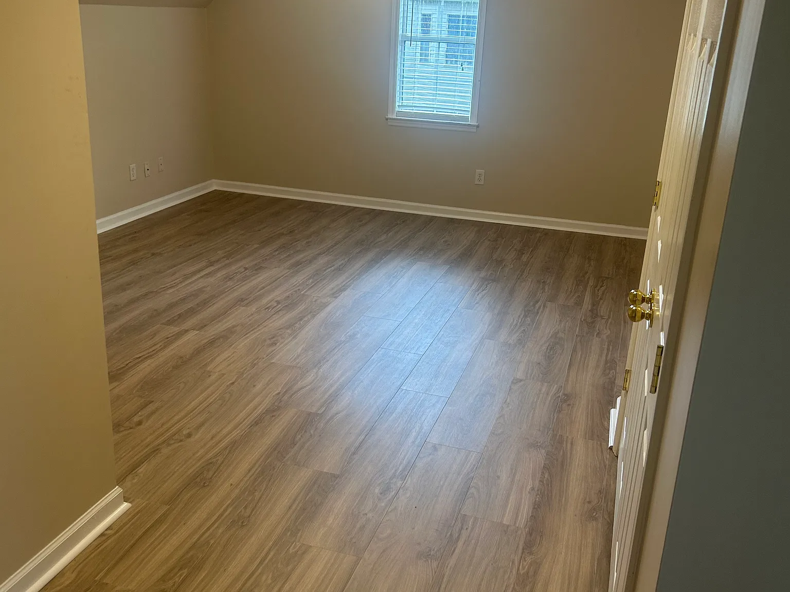5 bed, 1982 sqft, $2,700 — Photo 3