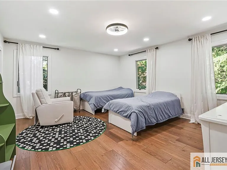 16 Phyllis Pl — Photo 26