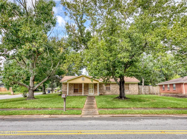 268 McCool St, Ocean Springs, MS 39564