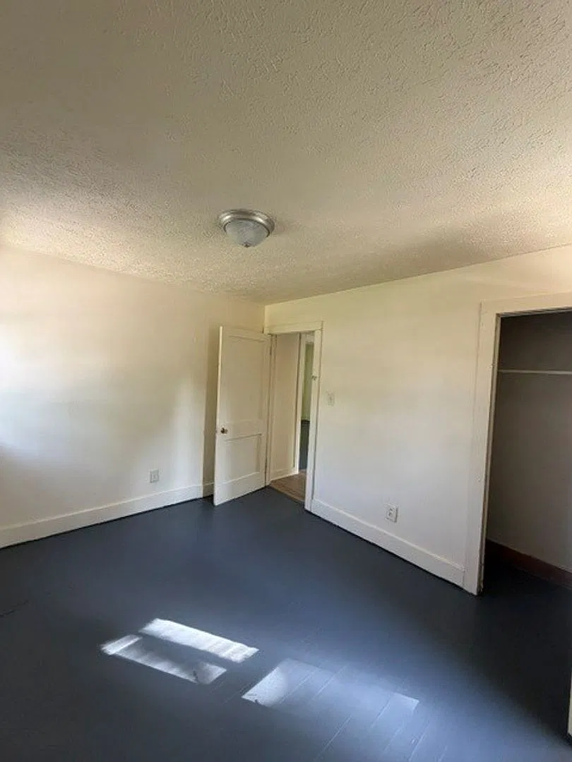 1712 1/2 Walnut — Photo 2