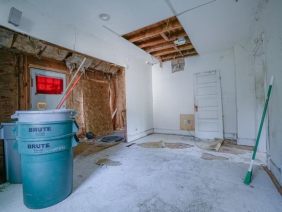 5th image of 2227 Burton St