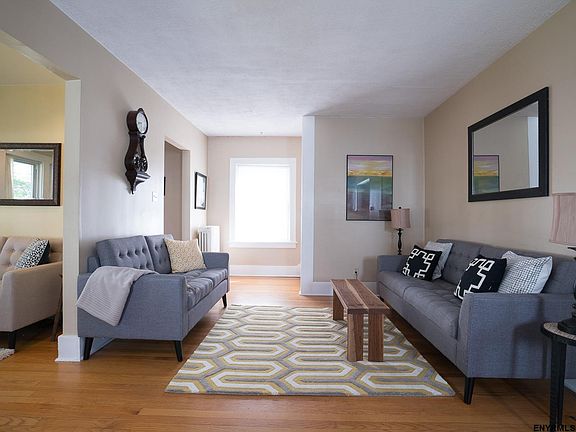 5th image of 32 Fleetwood Ave