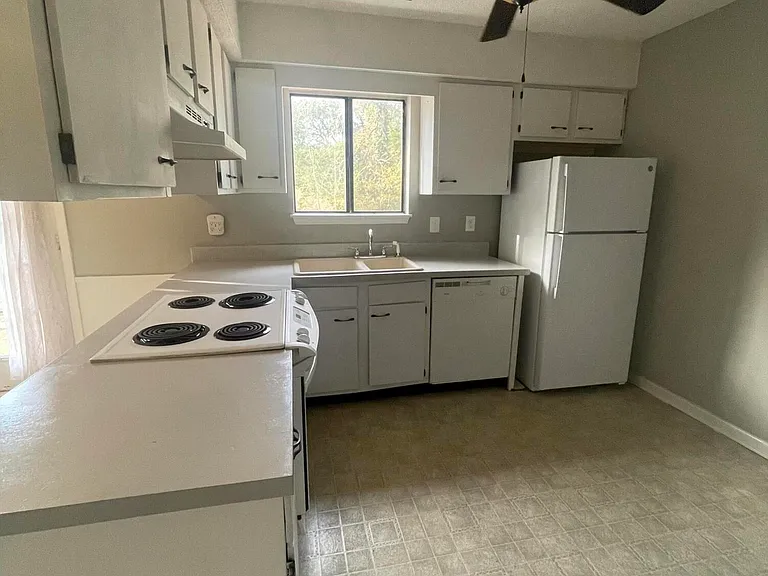 1002 Stillwood Cir — Photo 12