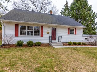 W58N648 Columbia Ct, Cedarburg, WI 53012