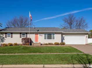 2360 Crow Creek Rd, Bettendorf, IA
