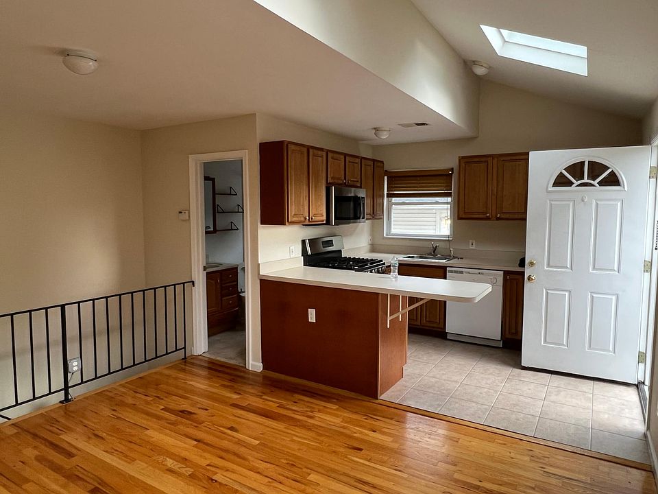 1st image of 208 Giffords Ln #2