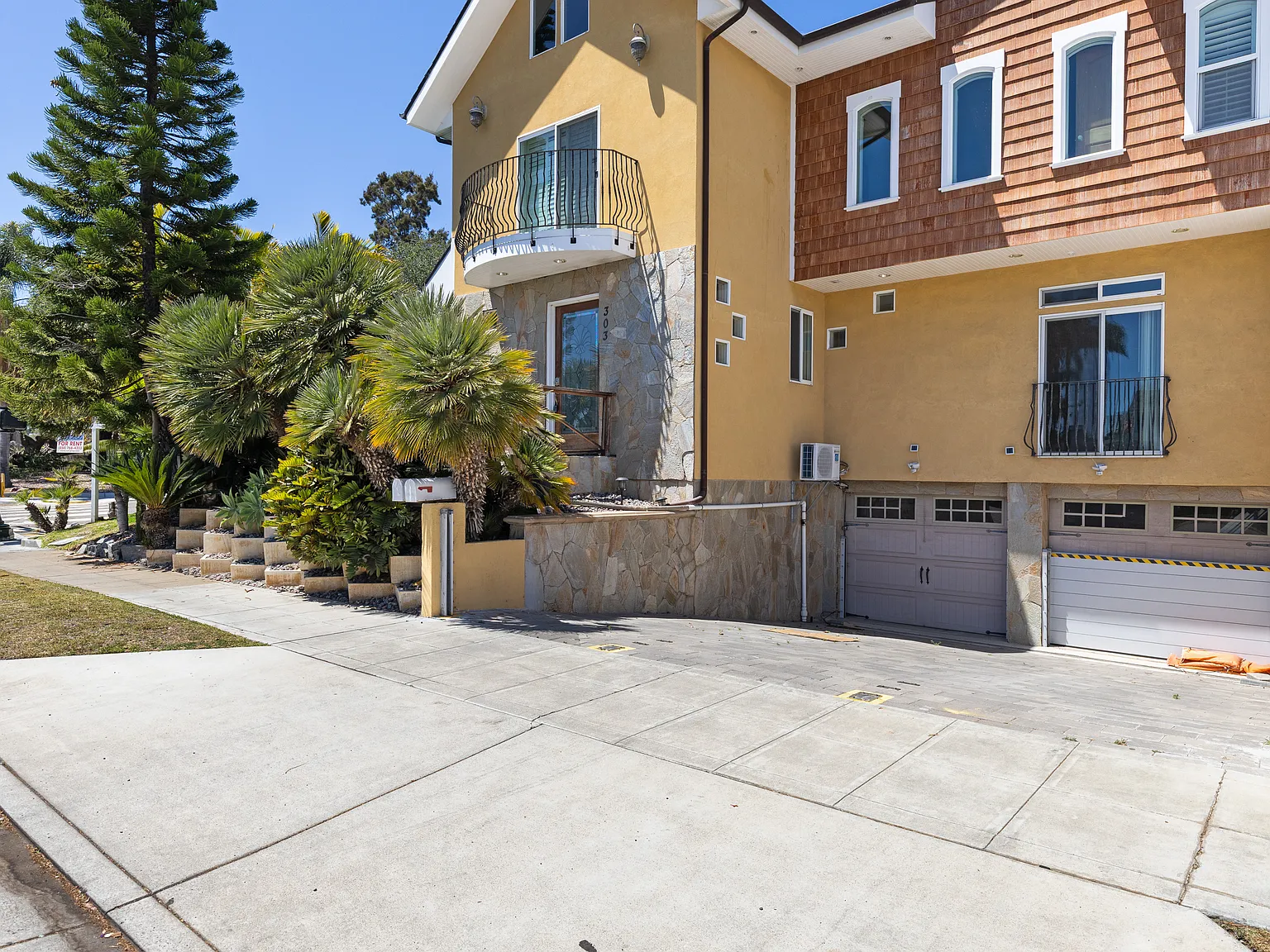 4 bed, 2.5 bath, 2837 sqft, $8,500 — Photo 2