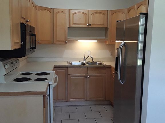 3rd image of 1422 NE 16th Pl