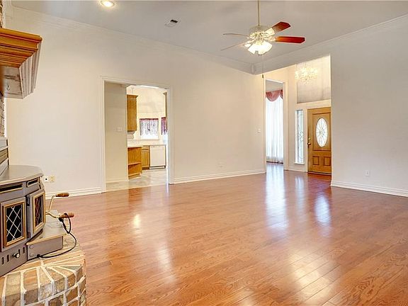 3rd image of 1500 Highland Oaks Dr