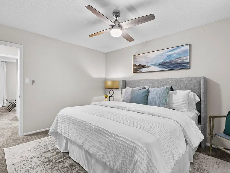 300 E McPherson Dr — Photo 2