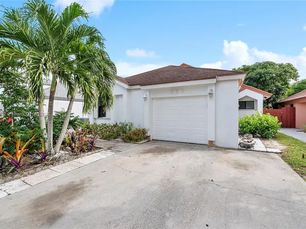 823 E Palm Run Dr, Pompano Beach, FL 33068