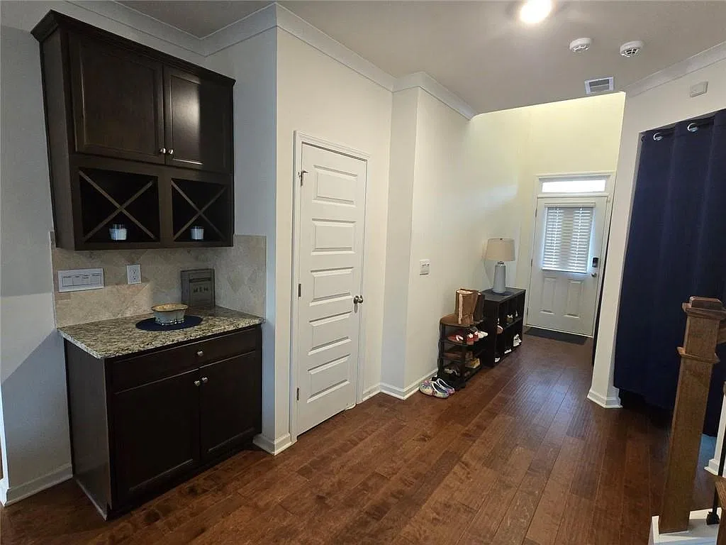 5 bed, 3.5 bath, 3822 sqft, $3,400 — Photo 2
