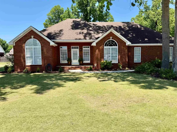 690 Brandon Dr, Muscle Shoals, AL 35661