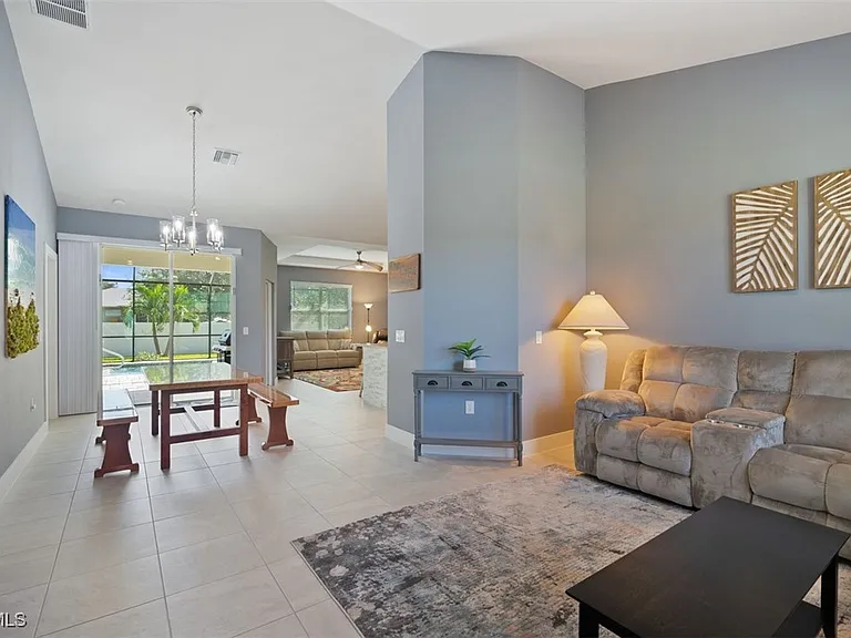 825 SE 5th Pl — Photo 3