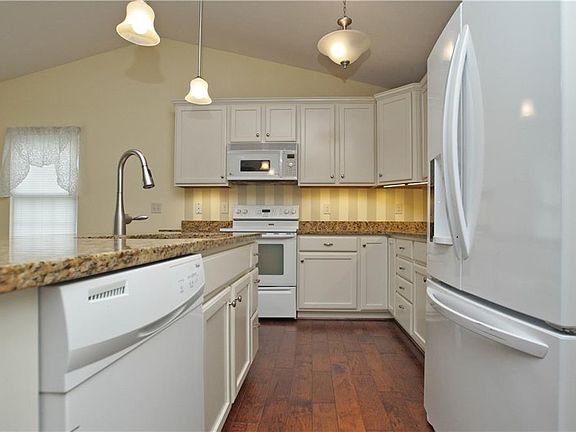 4th image of 10901 Fox Den Cir
