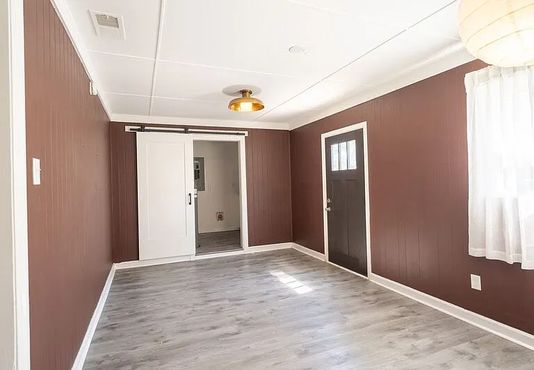 20 Ventura Blvd — Photo 19