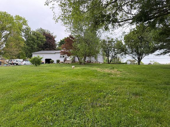 3rd image of 548 Wacousta Ct