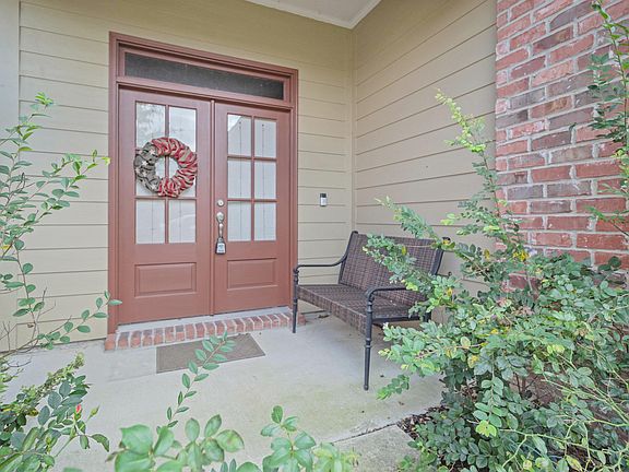 3rd image of 136 Oakbend Dr