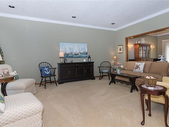 3rd image of 6 Lakeridge South Dr