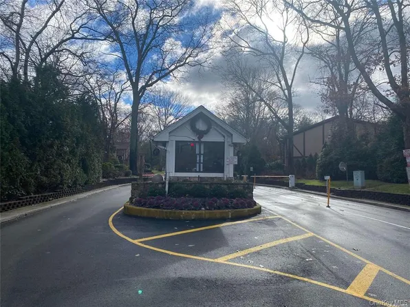 389 Clubhouse Ct, Coram, NY 11727