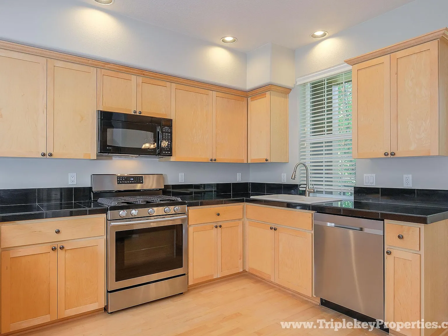 3 bed, 3.5 bath, 1750 sqft, $2,600 — Photo 3