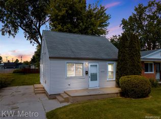 25335 Pinehurst St, Roseville, MI 48066