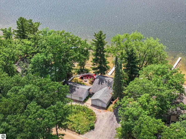310 S Oak Dr, Lake City, MI 49651
