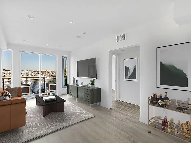 4660 Melrose — Photo 10